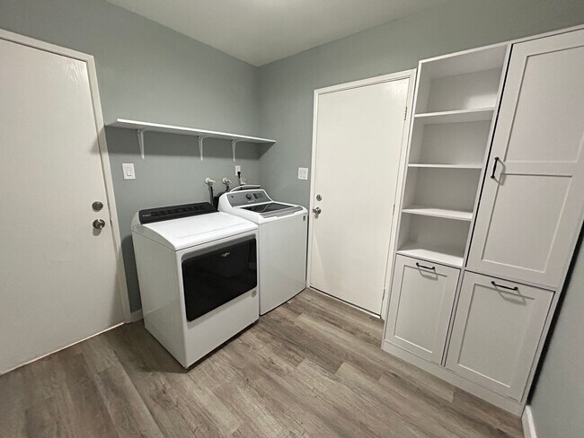 Building Photo - Upgraded Single Story Home No HOA!