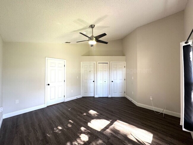 Building Photo - 402 Lark Ct