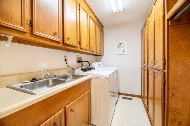 Building Photo - 7750 Melanie Cir