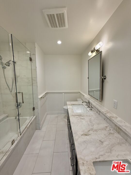 Building Photo - 853 Larrabee St