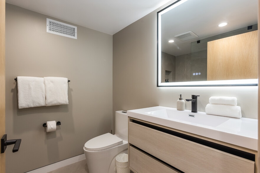 Upstairs Bathroom - 1161 Stearns Dr