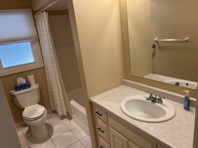 Full main floor bathroom - 2034 Ann Ln