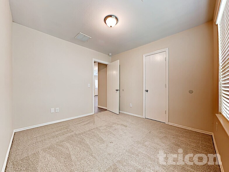 Building Photo - 110 N Golden Oak Dr