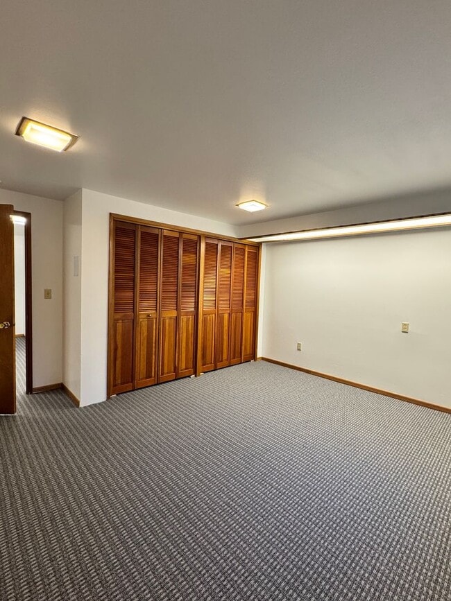 Building Photo - Large lower valley home, freshly remodeled...