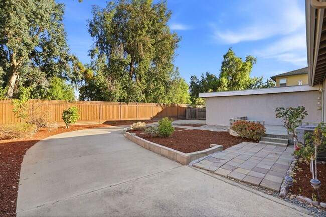 Building Photo - 14370 Oka Ln