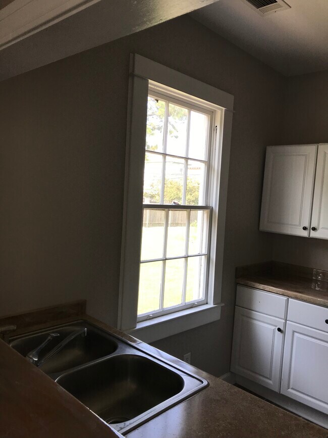 Building Photo - 5547 Woodlawn Pl