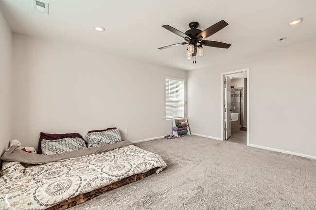 Building Photo - Wonderful 4/2.5 Home in SE Longmont. Large Rooms and Great Fenced Yard. Attached Garage.