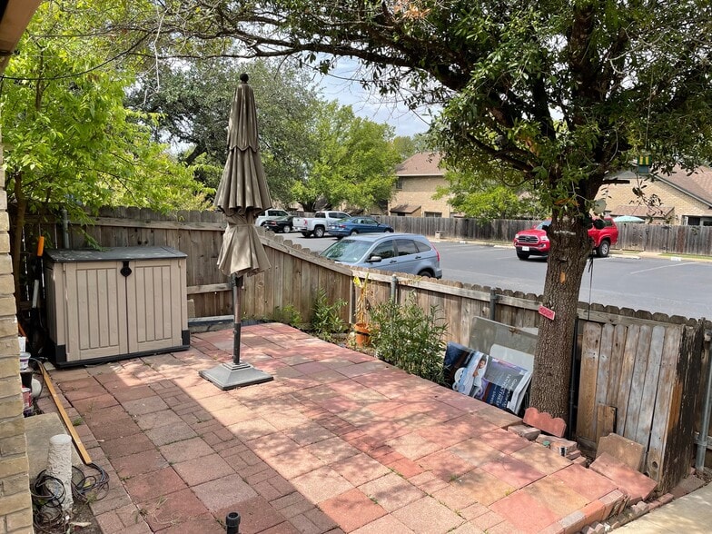 Building Photo - 1015 E Yager Ln