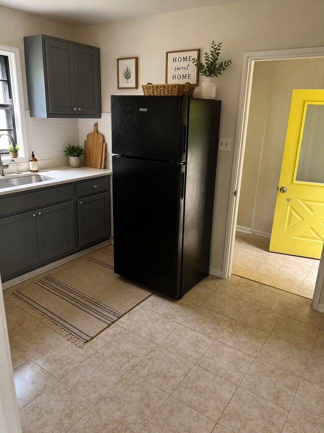 Building Photo - Cozy 2BR/1BA Home with Fireplace & Spacious Living Area