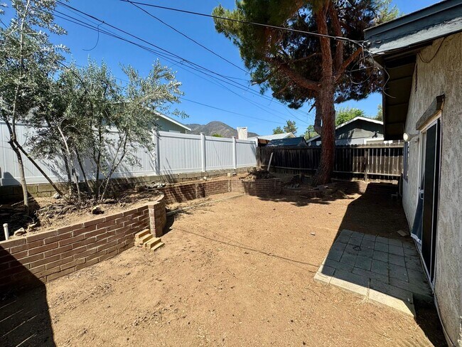 Building Photo - Nice 2 Bedroom Home with Large Backyard an...