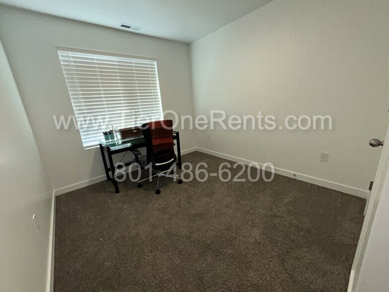 Building Photo - NO DEPOSIT option available for qualified renters!