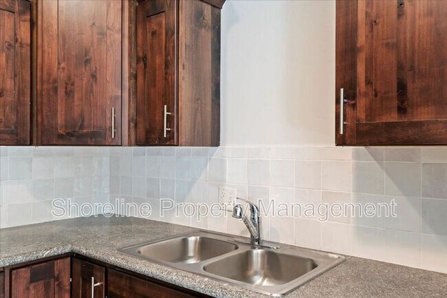 Building Photo - 2607 Lancaster Dr