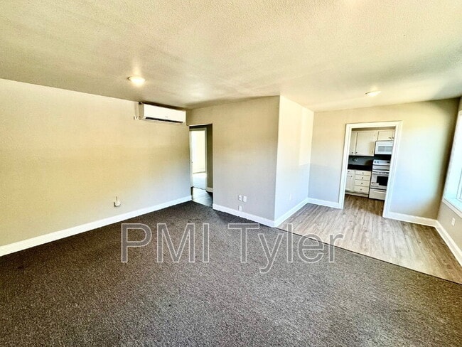 Building Photo - 1816 W Oakwood St