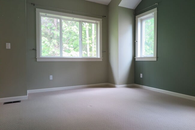 Building Photo - Discover easy living at Forest Heights 2b/2ba Townhome!
