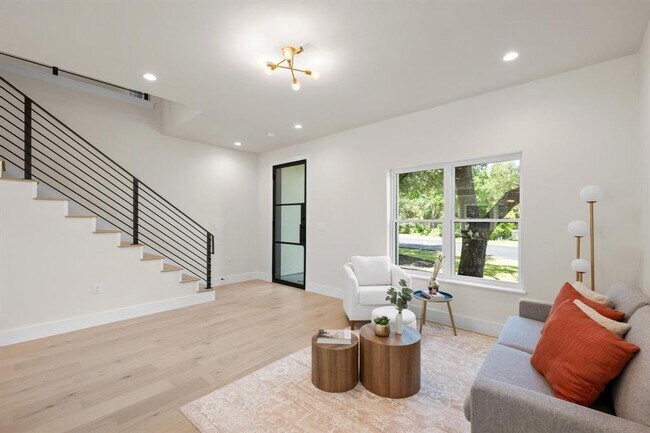 Building Photo - 13 Autumn Oaks Dr