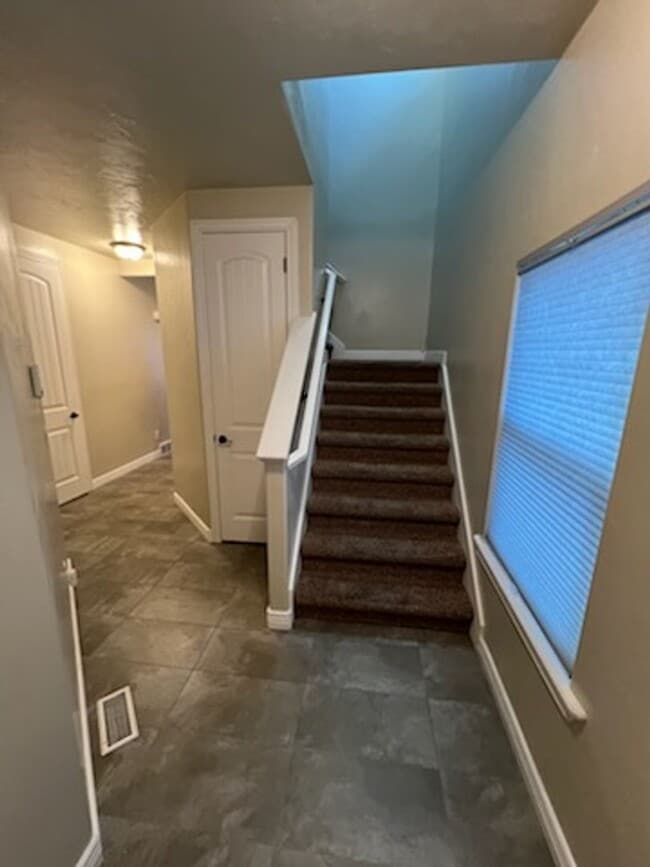 Building Photo - Pet Friendly Beautiful 3 Bed 3.5 Bath in R...