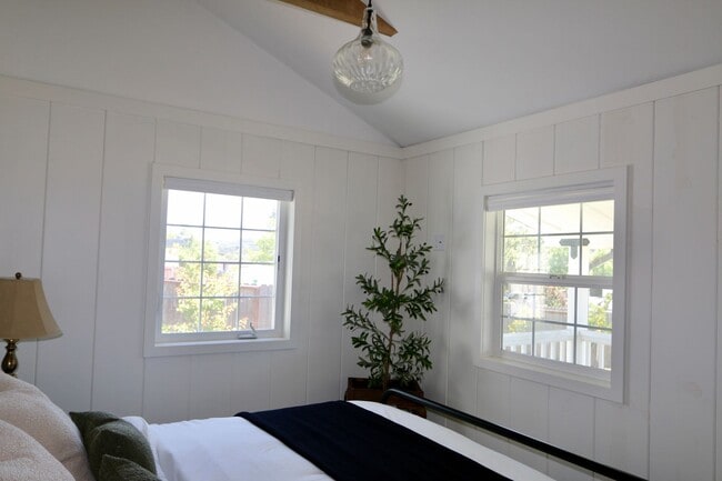 Building Photo - NEWLY Designed & Furnished Modern Farmhous...