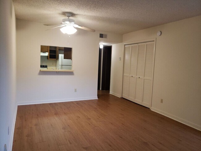 Building Photo - 1 Bedroom, 1.5 Bath Townhouse