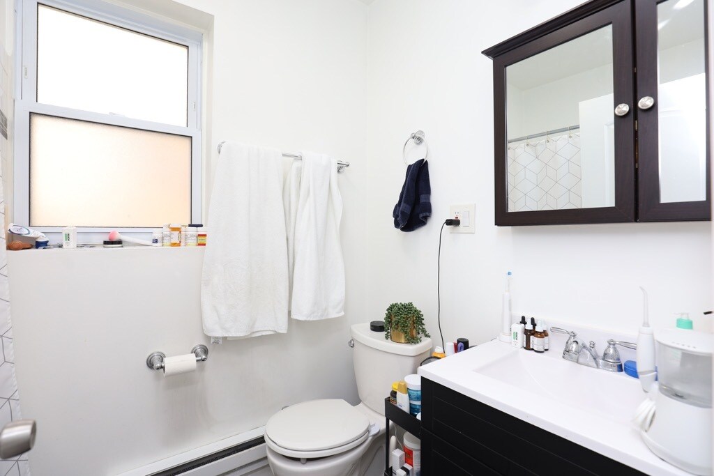 Building Photo - 646 W Roscoe St