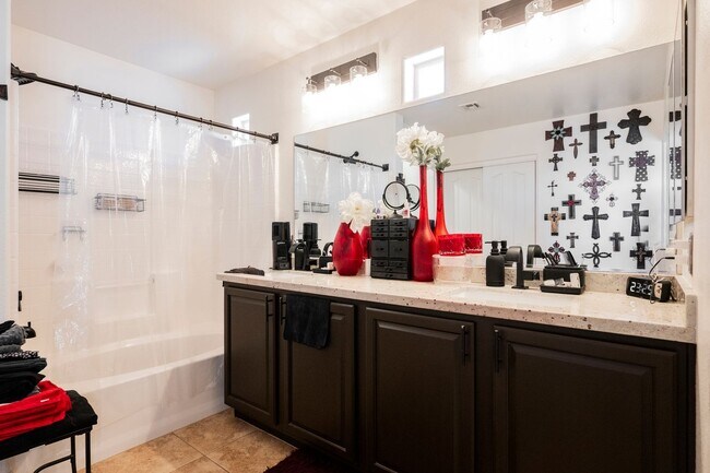 Building Photo - Beautiful 3 Bedroom Home In the Southwest