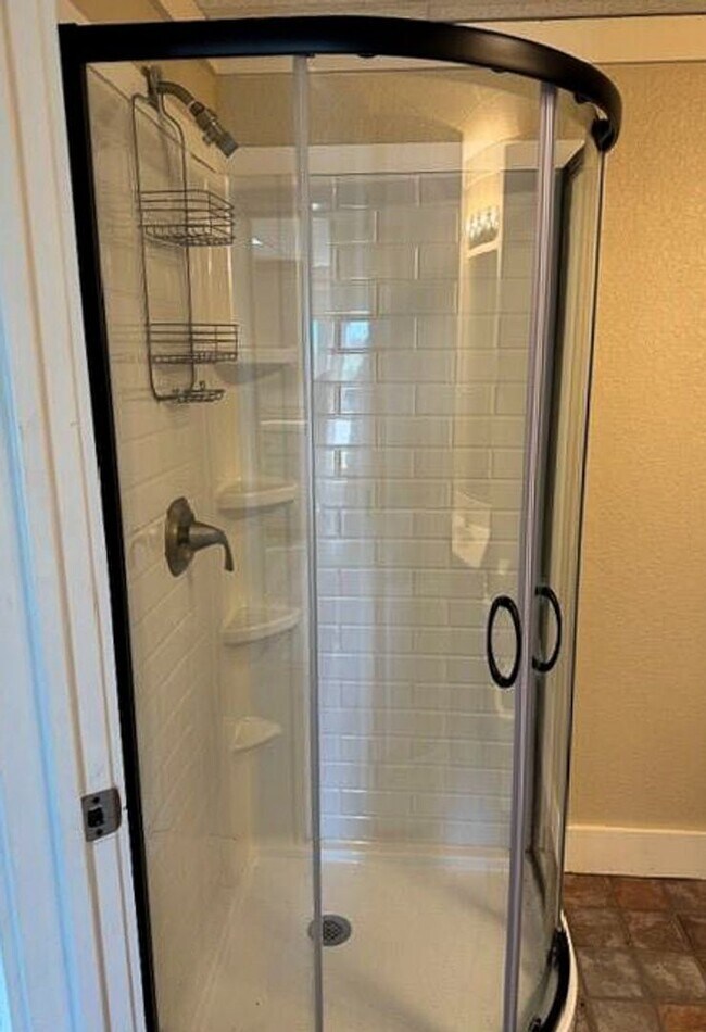 Building Photo - Great Country 1 Bedroom, 1 Bathroom