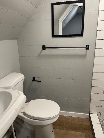 Building Photo - 595 William St