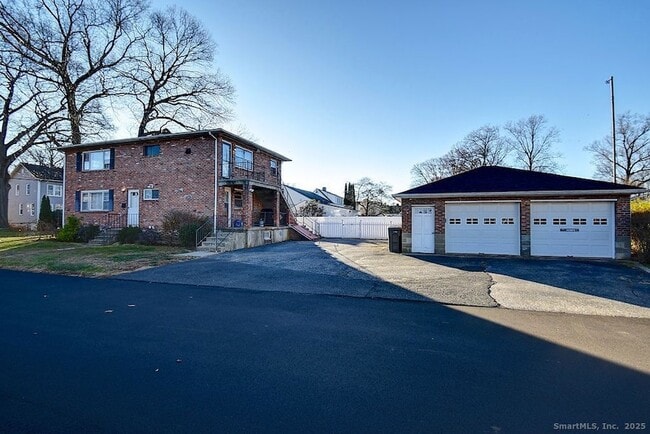 Building Photo - 139 Phyllis Dr