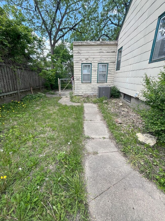 Building Photo - Charming 1 Bedroom Home with Large Yard & Garage
