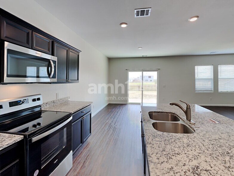 Building Photo - 5023 Highland Crest Dr