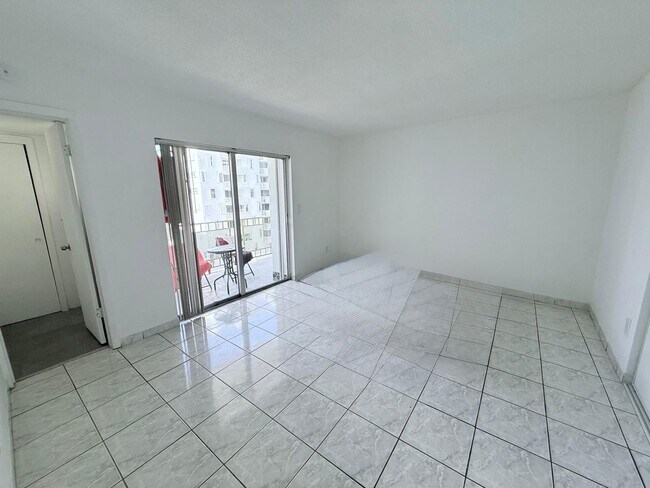 Building Photo - 1340 Lincoln Rd