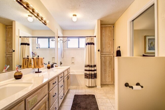 Building Photo - 525 Ridgeview Dr