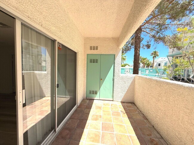 Building Photo - SPACIOUS 2BED/2BATH CONDO * FIRST FLOOR UNIT*