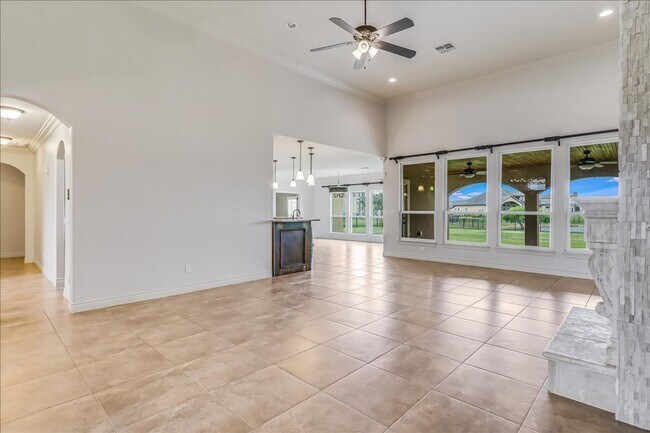 Building Photo - 6241 Lago Vista Dr