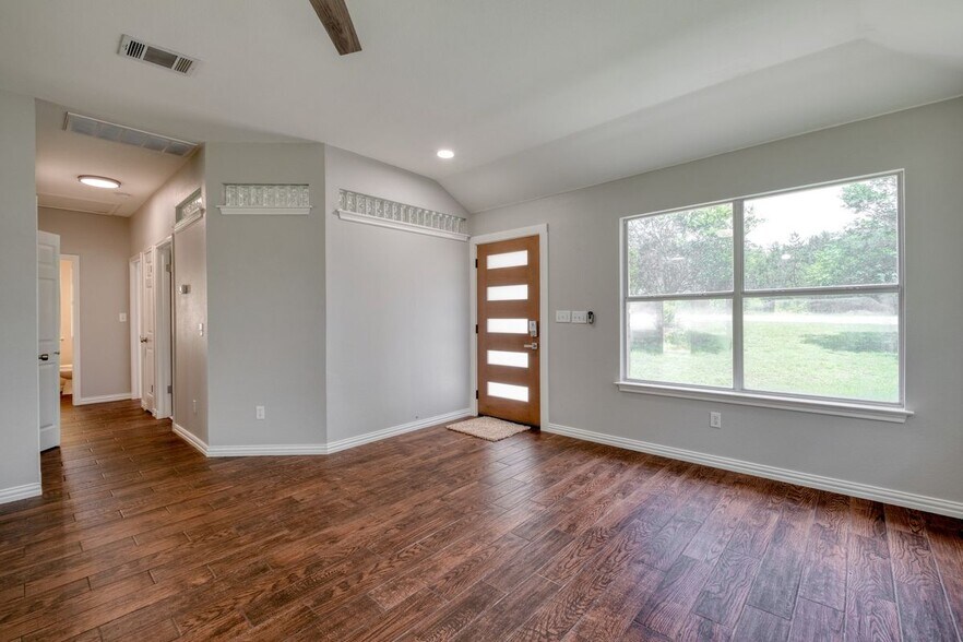 Building Photo - 10114 Thomas Ln
