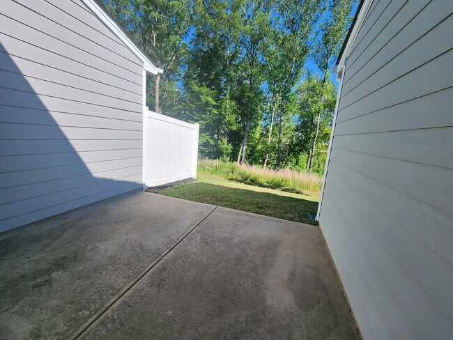 Building Photo - 3 Bedroom Townhome in Troutman