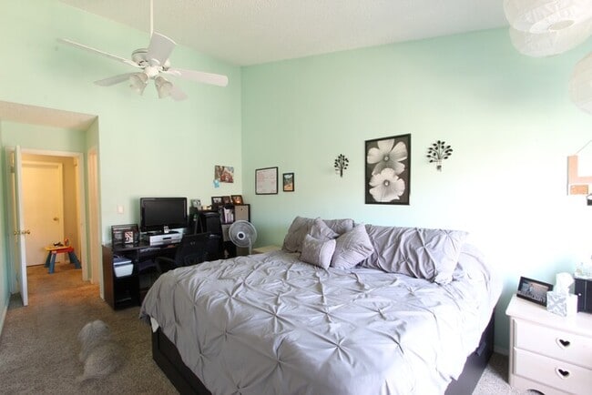 Building Photo - Spacious 3BR Lakewood Townhome w/ Bonus Sp...