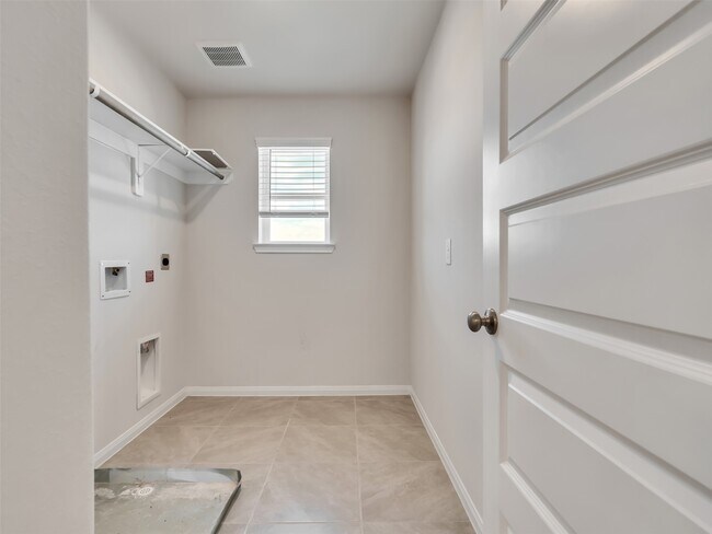 Building Photo - 7087 Silverleaf Oak St
