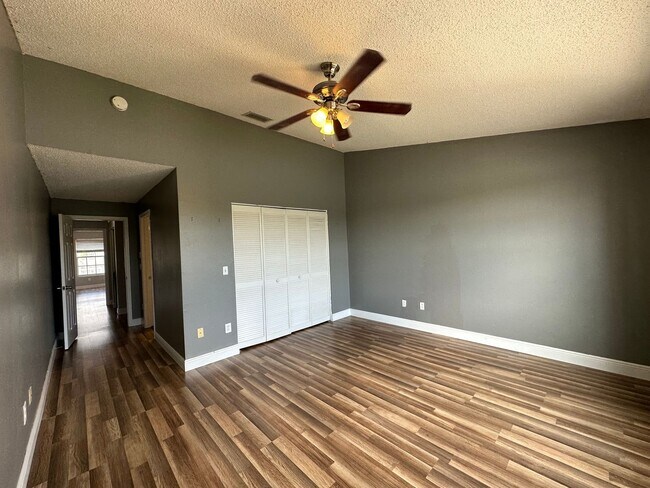Building Photo - 413 Kensington Lake Cir