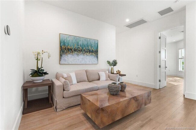 Building Photo - 55 SE Seminole St