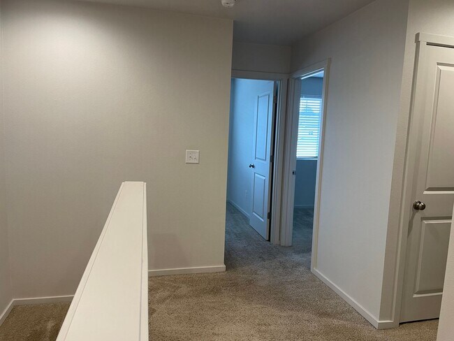 Building Photo - 3 Bedroom Townhome w/FULLY FENCED YARD & G...