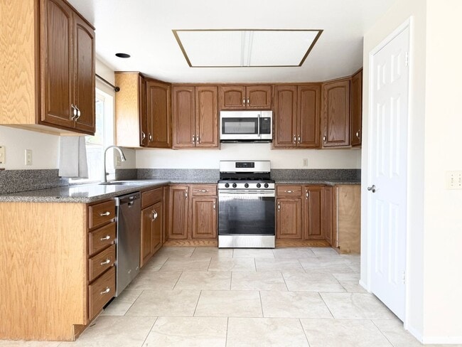 Building Photo - Beautiful Gated Rancho Montecito!