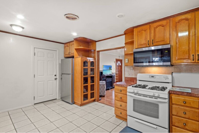 Building Photo - 430 E 184th St