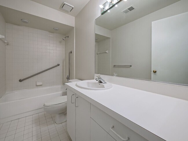 Building Photo - AVAILABLE NOW! Inviting 2-Bedroom, 2-Bath Condo in a Convenient Farmington Hills Community