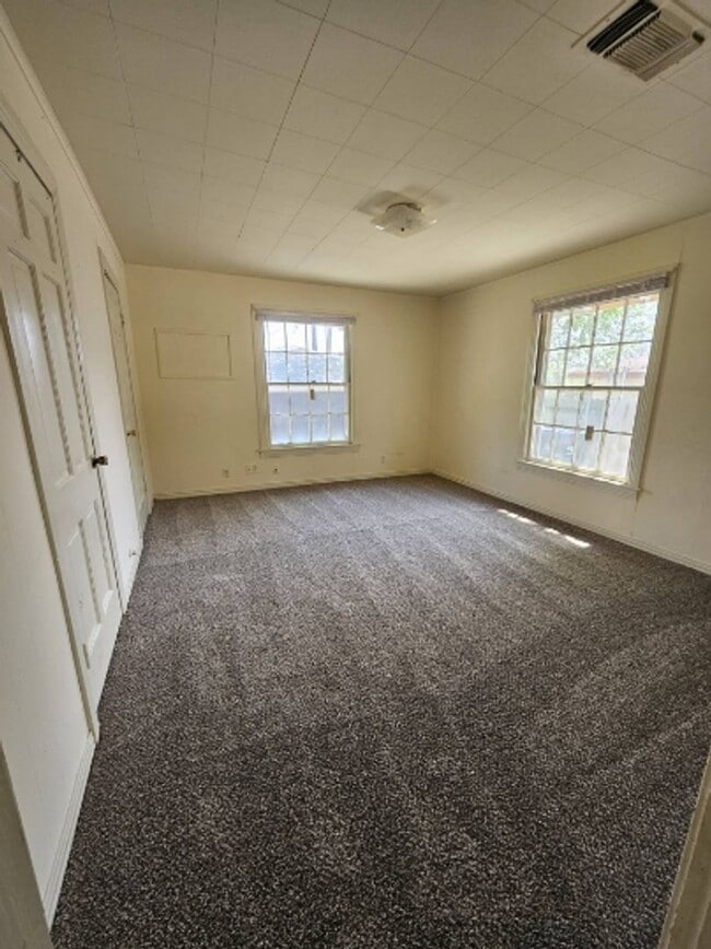 Building Photo - 2307 Holsum Cir