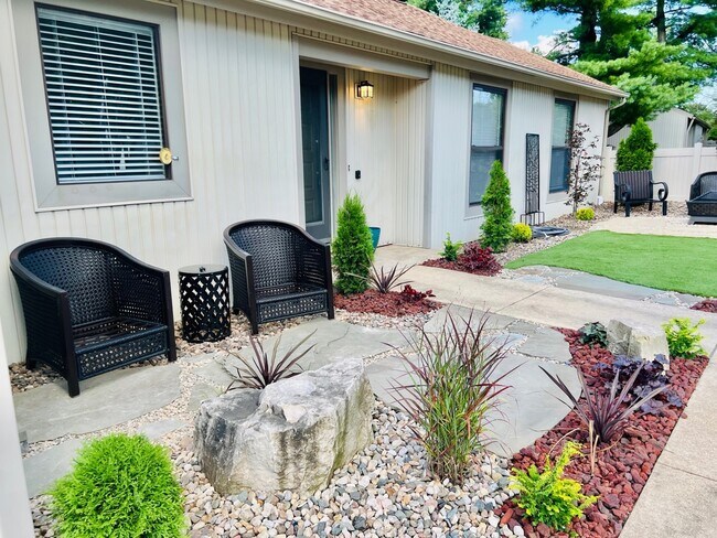 Building Photo - 808 Phoenix Dr