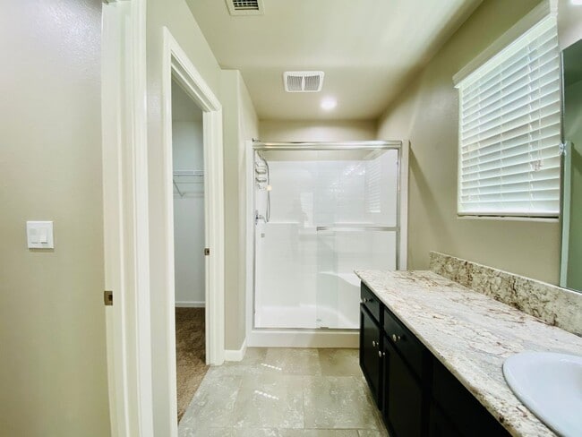 Building Photo - $2,195 DeWolf & Barstow, 3 Bedroom - Joy Dr, Clovis / Community Pool