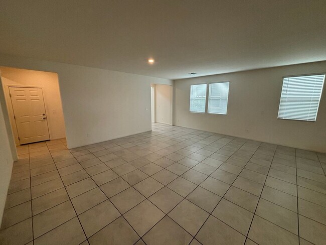 Building Photo - Beautiful 5-Bedroom, 4.5-Bath Home with St...