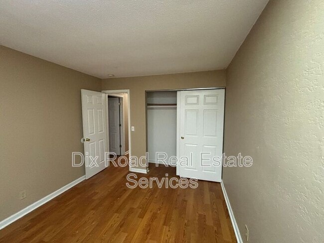 Building Photo - 3701 Greenview Dr