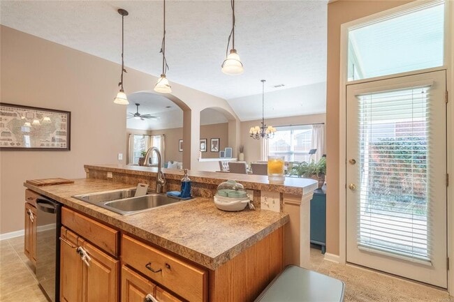 Building Photo - 612 Stoneybrooke Way