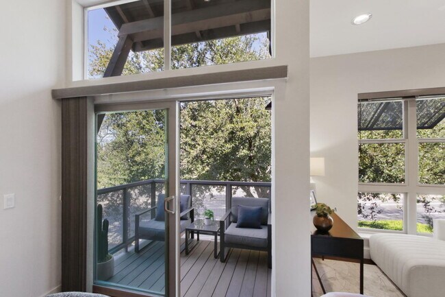 Building Photo - Gorgeous townhouse